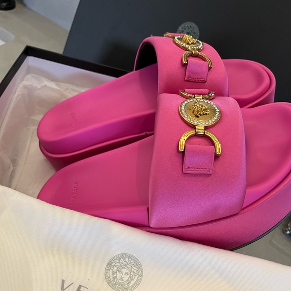PFF ONLY 💕VERSACE Medusa Biggie Satin Platform Sandals size 37.5 (US 7) - Picture 4 of 16